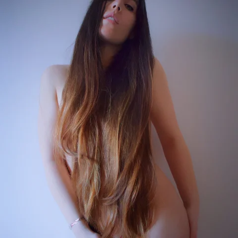 Melena sobre mi cuerpo desnudo