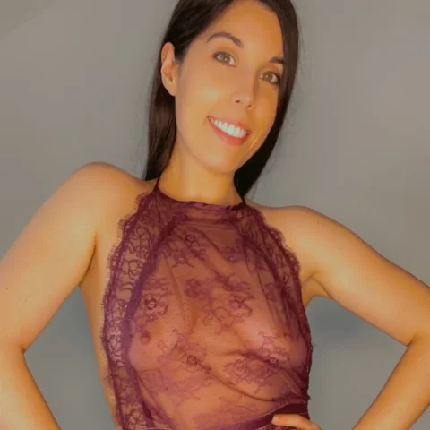 Encaje y transparencias color berenjena