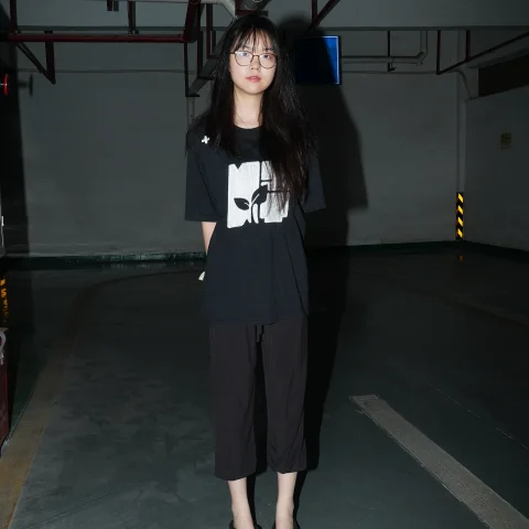 Xin Xin's Dusty And Grimy Bare Soles