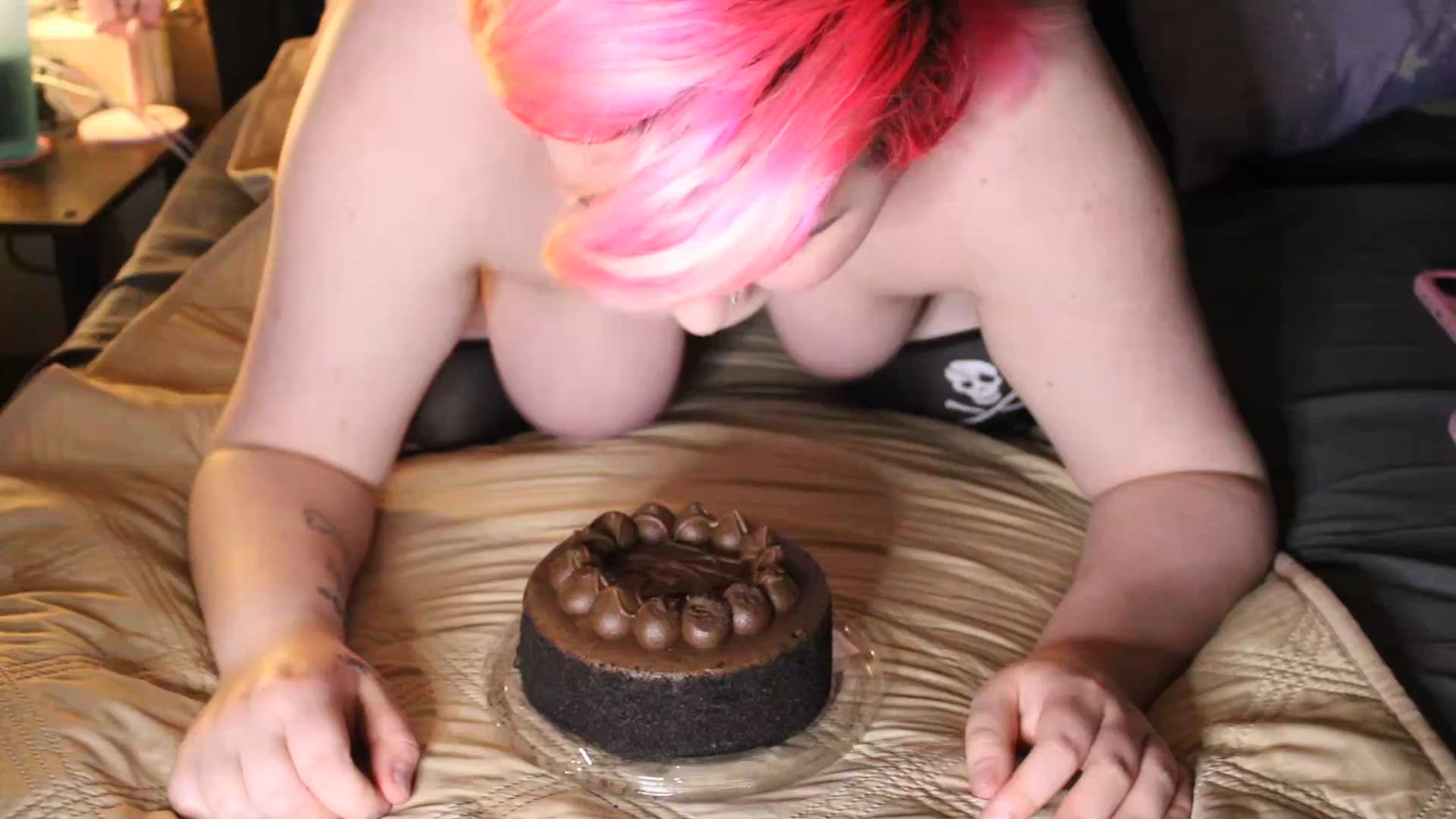 Onyx’s Messy No-Hands Cake Challenge!