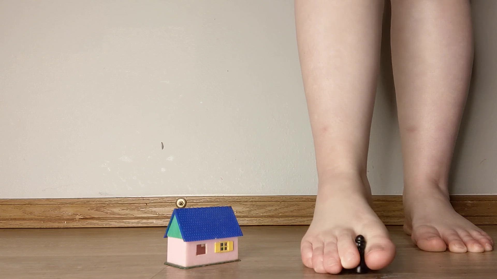 Footsie with a Giantess