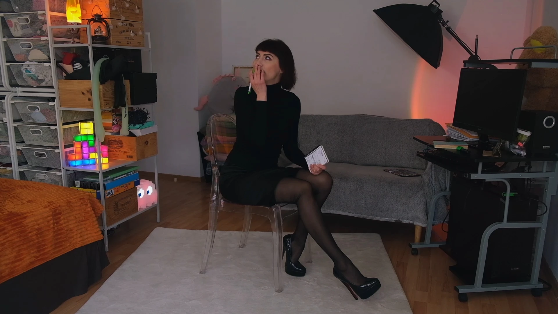 Embarrassed secretary keeps on farting for Boss