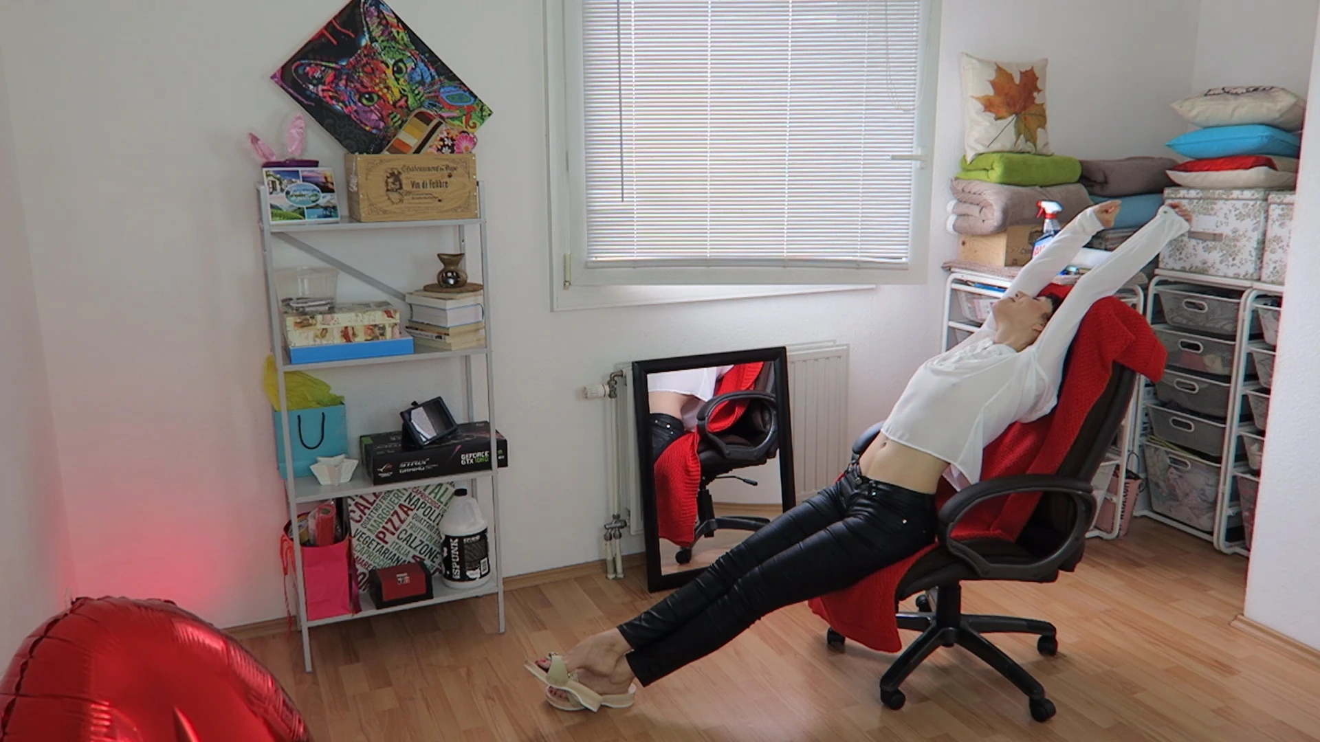 Voyeur cam. Belly & whale tail. Scholl's