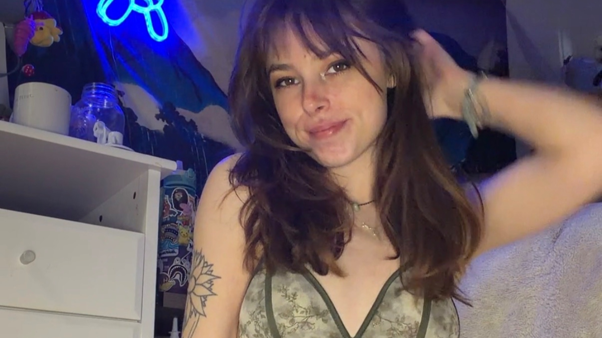 fae tries sex machine for the first time <3