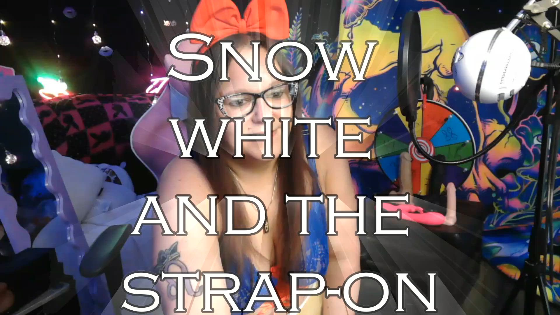 Poisonous Pleasure: Snow White's Strap-On Tease 😈